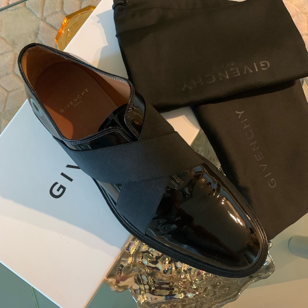 GIVENCHY